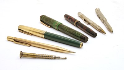 Lot 315 - A Parker 51 Vacumatic fountain double jewel pen in green