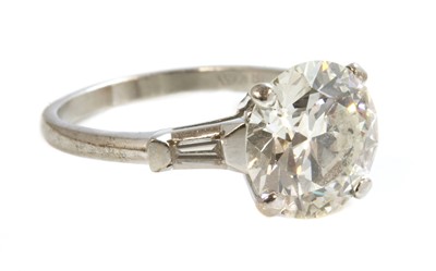 Lot 344 - A single stone diamond ring