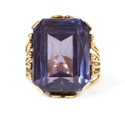 Lot 303 - A single stone synthetic colour change sapphire ring