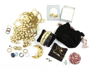 Lot 373 - A large quantity of costume jewellery