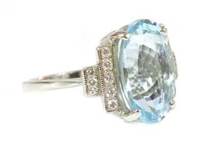 Lot 334 - A single stone aquamarine ring