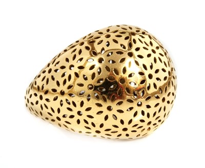 Lot 288 - An 18ct gold bombé ring