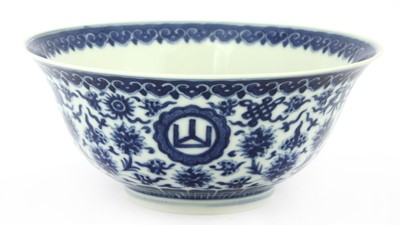 Lot 107 - A Chinese blue and white bowl