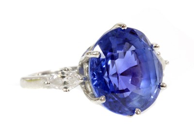 Lot 457 - A single stone Sri Lankan unheated sapphire ring