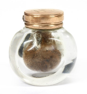 Lot 419 - An early 19th century gold mounted glass vinaigrette
