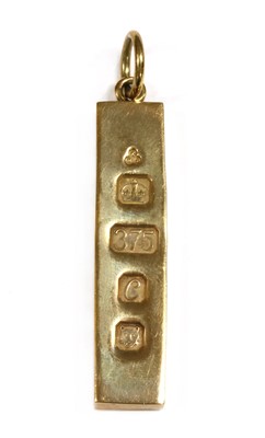 Lot 135 - A 9ct gold ingot pendant