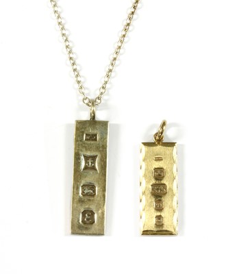Lot 136 - A 9ct gold ingot pendant