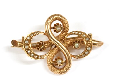 Lot 14 - A gold split pearl brooch