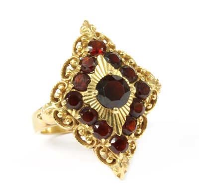 Lot 281 - A gold garnet ring
