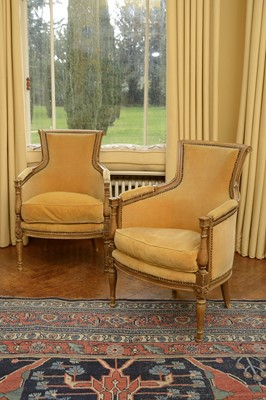Lot 69 - A pair of fauteuil armchairs