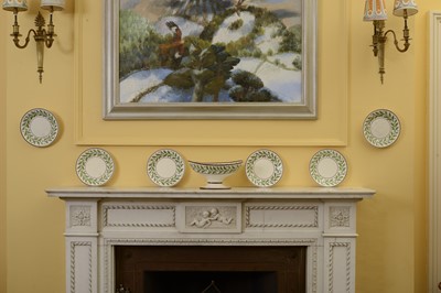 Lot 116 - A creamware comport and six dessert plates