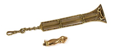 Lot 432 - A gold fob