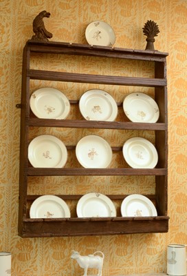 Lot 222 - An oak hanging plate or delft rack