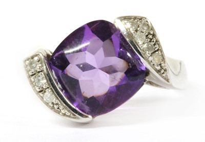 Lot 291 - A white gold amethyst and diamond ring