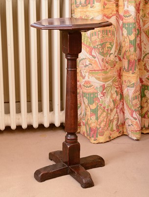 Lot 397 - An oak occasional table