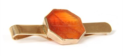 Lot 434 - A gold cornelian tie slide