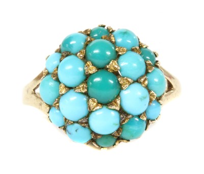Lot 9 - A 9ct gold turquoise bombé cluster