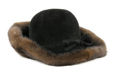 Lot 136 - A black felt and brown mink fur ladies' hat