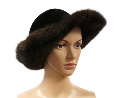 Lot 136 - A black felt and brown mink fur ladies' hat