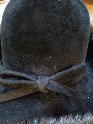 Lot 136 - A black felt and brown mink fur ladies' hat