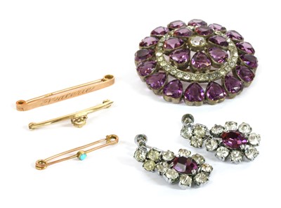 Lot 419 - A 9ct gold bar brooch, by Saunders & Shepherd