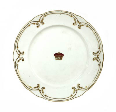 Lot 40 - A BUCKINGHAM PALACE DINNER PLATE