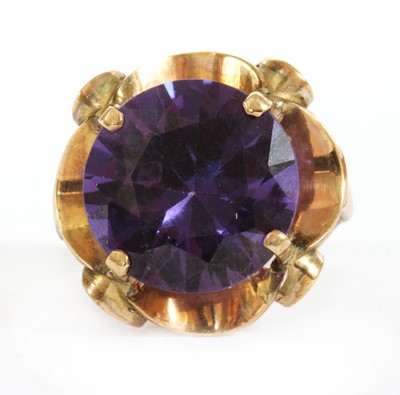 Lot 379 - A single stone synthetic colour change corundum ring