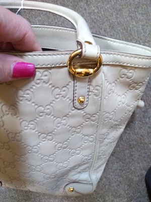 Lot 34 - A Gucci ivory leather bucket bag