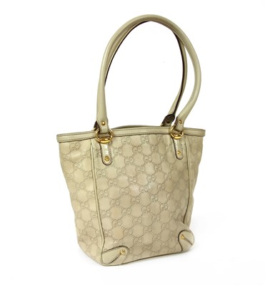 Lot 34 - A Gucci ivory leather bucket bag