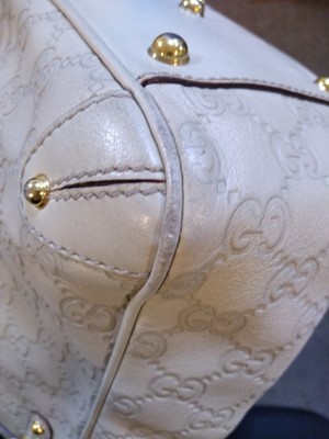 Lot 34 - A Gucci ivory leather bucket bag