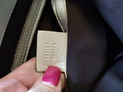 Lot 34 - A Gucci ivory leather bucket bag
