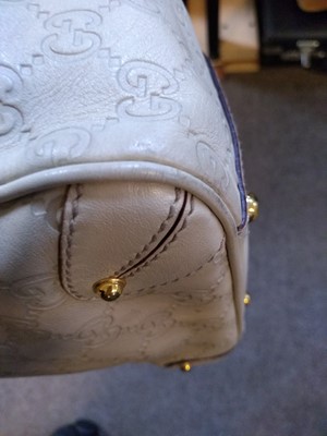 Lot 34 - A Gucci ivory leather bucket bag
