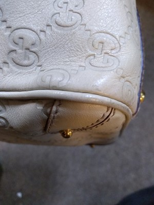 Lot 34 - A Gucci ivory leather bucket bag