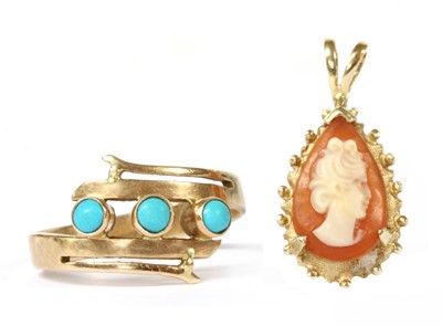 Lot 411 - A gold three stone turquoise ring
