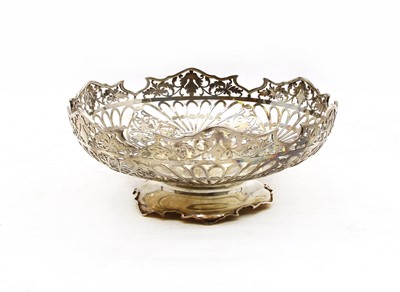 Lot 292 - A silver bread basket of circular form