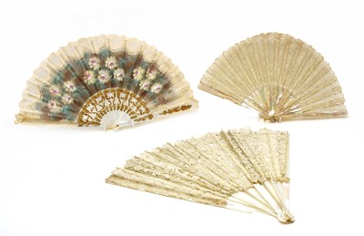 Lot 343 - A ladies folding fan