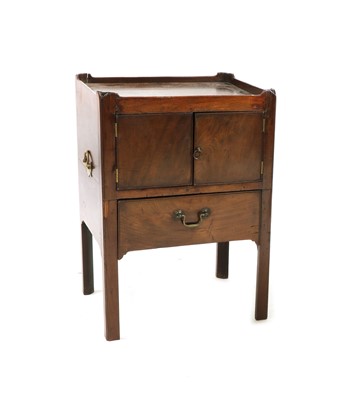 Lot 392 - A George III mahogany tray top commode
