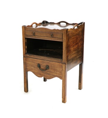 Lot 391 - A George III mahogany tray top commode