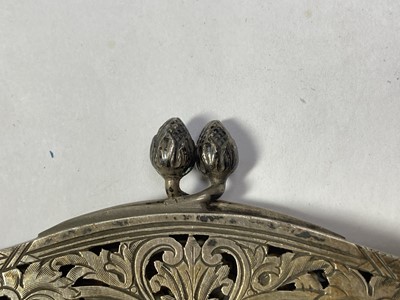 Lot 46 - A silver mesh purse