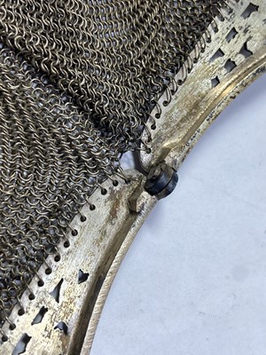 Lot 46 - A silver mesh purse
