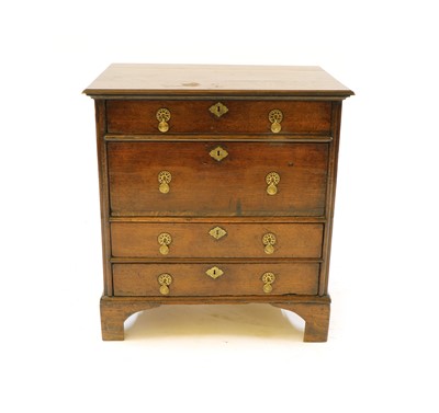 Lot 293 - A small oak chest of drawers