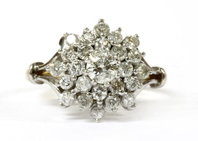 Lot 123 - An 18ct gold diamond cluster ring