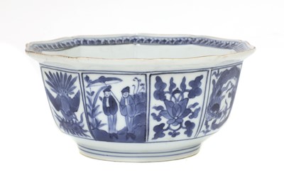 Lot 196 - A Japanese Arita Kakiemon bowl