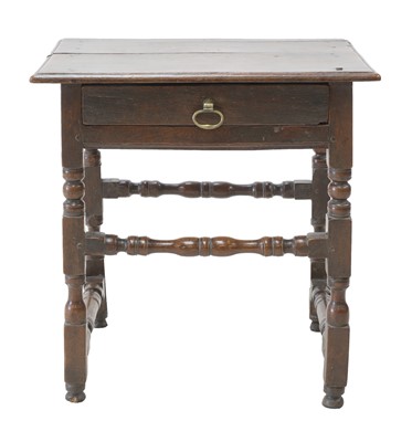 Lot 721 - A small oak side table