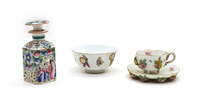 Lot 92 - A Cantonese scent bottle and stopper