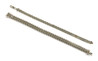 Lot 210 - A 9ct white gold figure of eight link bracelet