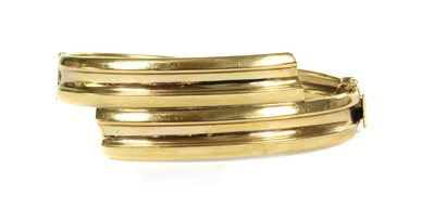 Lot 46 - A 9ct gold oval hinged crossover bangle