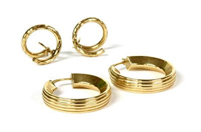 Lot 189 - A pair of 14ct gold round ribbed hollow hoop earrings
