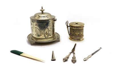 Lot 90 - An Edwardian silver plated string holder