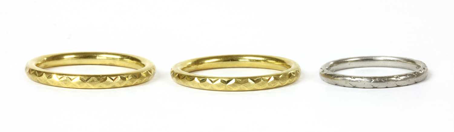 Lot 181 - A platinum hand engraved court section wedding ring
